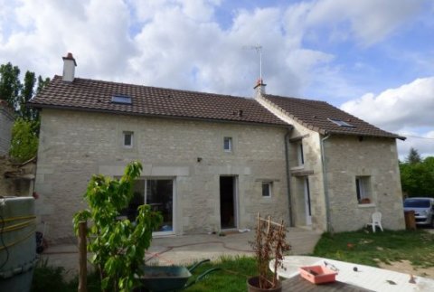 Restauration et ravalements de façade pour maison ancienne à Mirebeau 